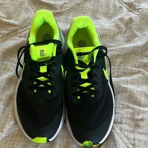 Nike Boys Black and Bright Green Athletic Shoes (7Y)